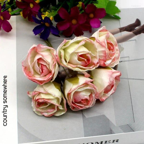 Dekorative Blumen 30pcs 4cm künstlicher Glitzer Rose Blume Corsage Bouquet für Hochzeitsdekoration DIY WREATH Giftbox Handwerk Braut Bridal