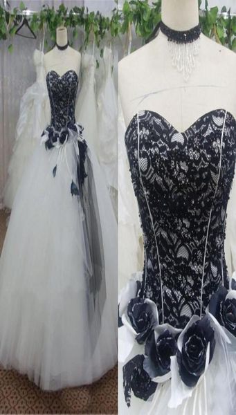 Atemberaubende schwarze und weiße Hochzeitskleider Victorian Ball Kleid Gothic Brautkleider Schatz Ausschnitt Spitzen Spitze Top handgefertigt Flower1174614