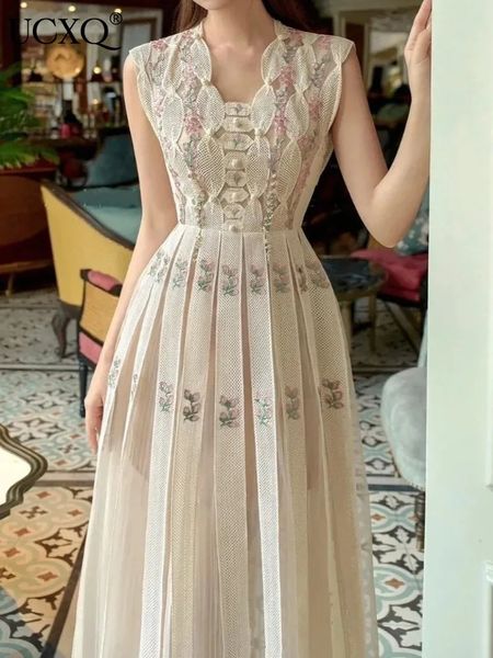 UCXQ Hochqualität Beautiful V-Ausschnitt ärmellose süße florale Stickerei Luxus Frauenkleid für weiblich 2024 Spring Aummer 23A6715 240410