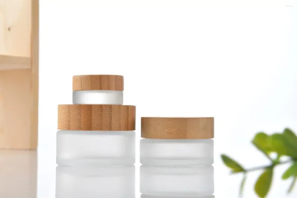 Bottiglie di stoccaggio Incisione del logo personalizzato Contenitori di crema per viso cosmetico 5 ml 15 ml 30 ml 50 ml 100 ml Jar in vetro trasparente con bambola con coperchi in legno di bambù