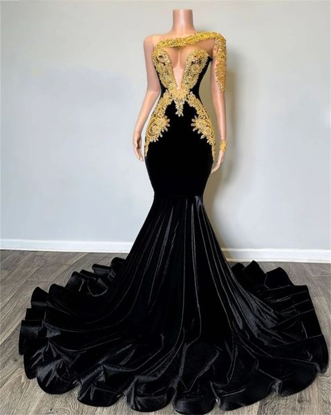 Sexy Arabic Arabic Africano Black Velvet Mermaid Prom Dresses a spalla Abito da sera a manica lunga Appliques in pizzo dorato Abito Occasione speciale