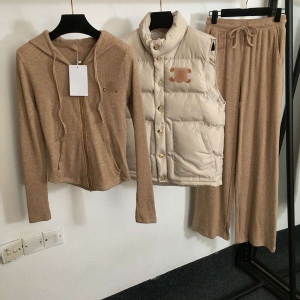 Conjunto de três peças com jaqueta de algodão de rótulo de couro e colete slim fit com capuz com calças longas com capuz