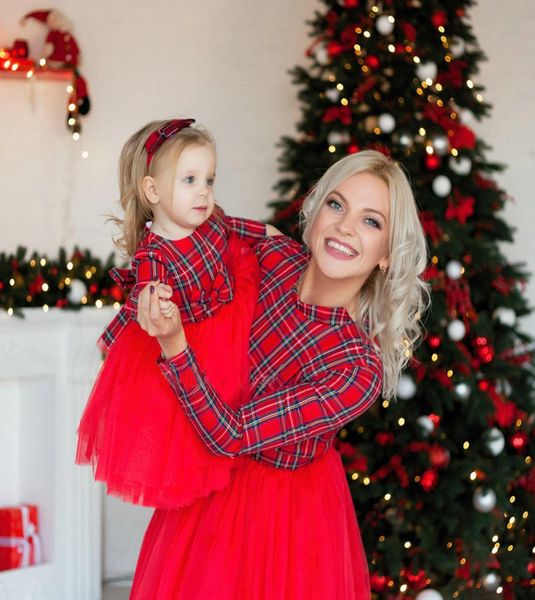2020 Capodanno Matching Abbinate La figlia di Natale Dress Mommy and Me Plaid Mom Dress Kids Outfit per bambini Y12153213308