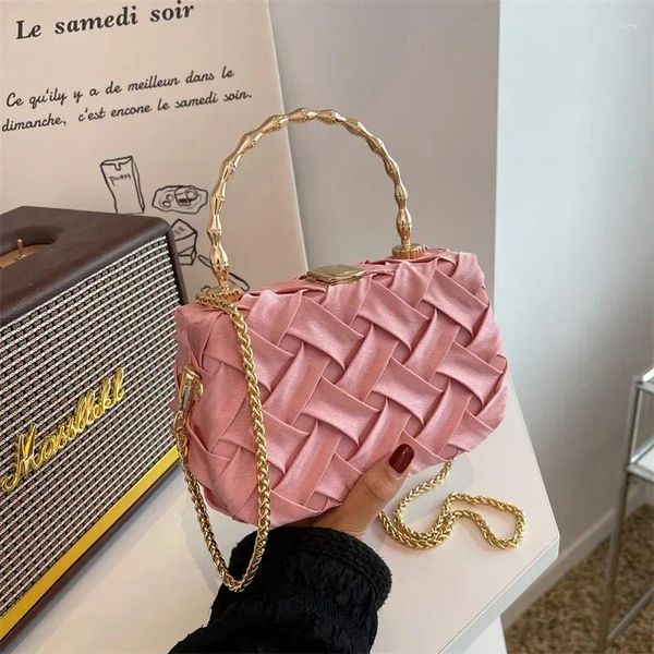 Umhängetaschen 2024 Weave Small Tote Bag mit Metall tragbarer Ketten -Frauen -Designer Handtasche Messenger Phone Geldbörse