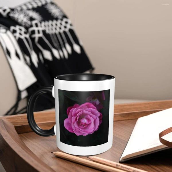 Mughe Pografia del fiore rosa rosa nel lusso del caffè naturale per tavolo da pranzo Coppa di succo elementi essenziali