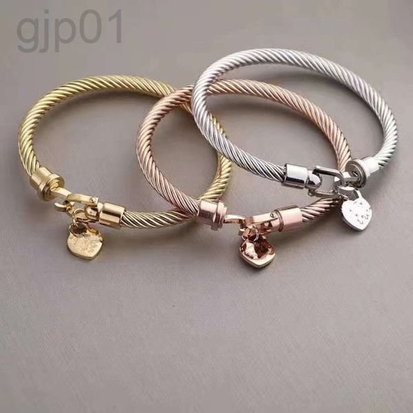 Desginer Tiffanybracelet Tiffanie Tiffanyjewelry Düşük fiyatlı mücevherler Korean Graved 18K Altın Titanyum Çelik Kadınlar T Family Klasik Şeftali Kalp Bilezik