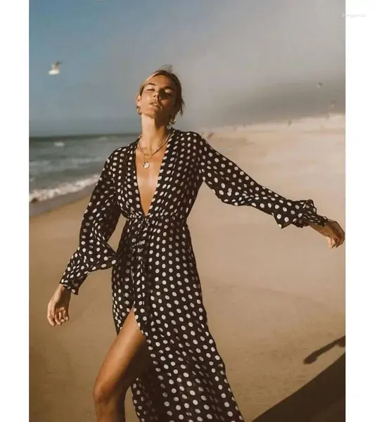 Mode Black Polka Dot Vintage niedrig geschnittenes Bogen Einteiliger Badeanzug und Strandschleier romantische Küstenurlaub Elegante Frau 2024