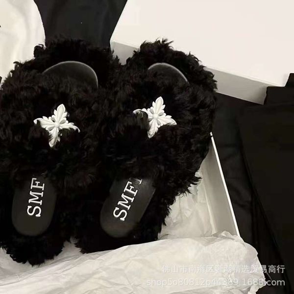 Ayakkabılar wu xuanyi'nin aynı niş x smfk çapraz desen yün terlikleri kadın kalın tabanları çin-şık polar flip flopları giyiyor