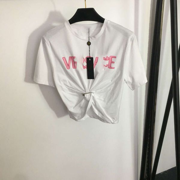 Lazer de primavera/verão Figura sexy figura metal letra decorativa de letra de impressão de cintura embrulhada no pescoço redondo camiseta de manga curta