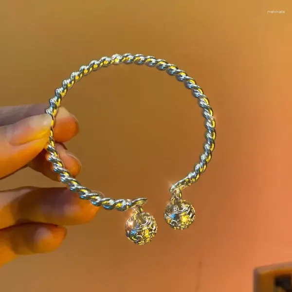 Braccialetti di braccialetti a campana a campana a doppia campana d'argento.