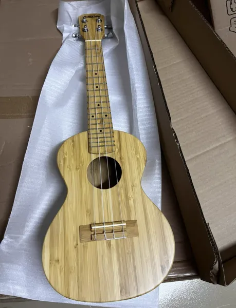 Cabos Super beleza de alta qualidade estilo havaiano guitarra ukulele concerto sólido bambu ukulele 4 strings 23 polegadas 18 fret iniciante