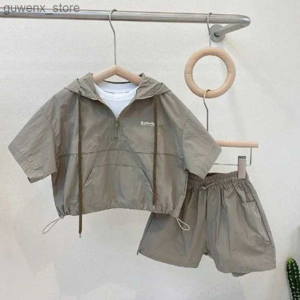 Set di abbigliamento per ragazzi abiti estivi 2023 Nuovi bambini coreani a maniche corte a comodità con cappuccio abiti da bambino per bambini a due pezzi Y240415