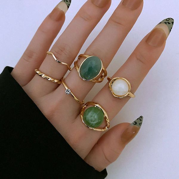 Geometrische Imitation Green Jade Joint 6-teilige Set für Frauen mit einem Designgefühl von Nischeneinfachheit und Diamond Inlay Ring