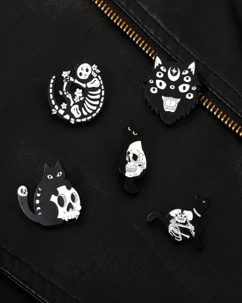 Cartoon Skeleton Cat Эмалевая одежда для броши булавки Unisex Punk Сплав сплавные штифты животные пины для хэллоуина сумка для свитера ковбоя B4787240