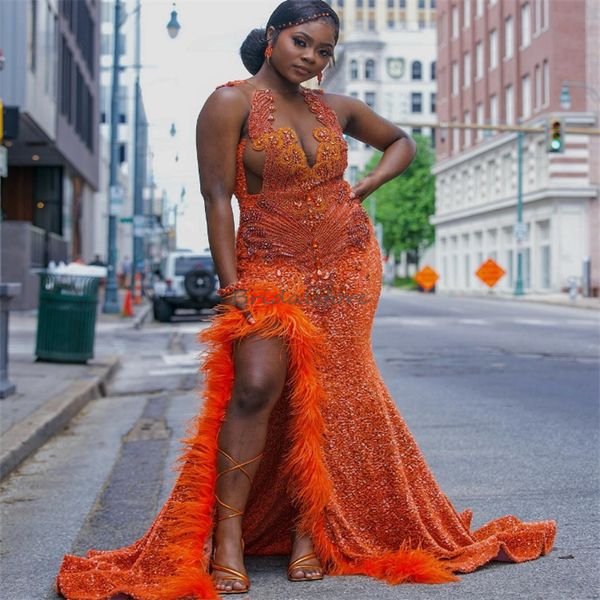 Wunderschöne Pailletten Orange Abschlussballkleider mit Schlitz 2024 Plus Größe ASO EBI MERAMID ALTER Kleid Elegante schwarze Frauen Feder formelle Kleid Diamantkristall Zeremonie Party