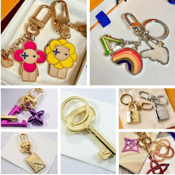 Tasarımcı Keychain Kadınlar V Harfler Tasarımcılar Anahtarlık Cüzdan Üst Llavero Araba Ana Zinciri Erkekler Tepe Takı Çiçek Kilit Anahtarlama Anahtarları Anahtarlar Kutu ile