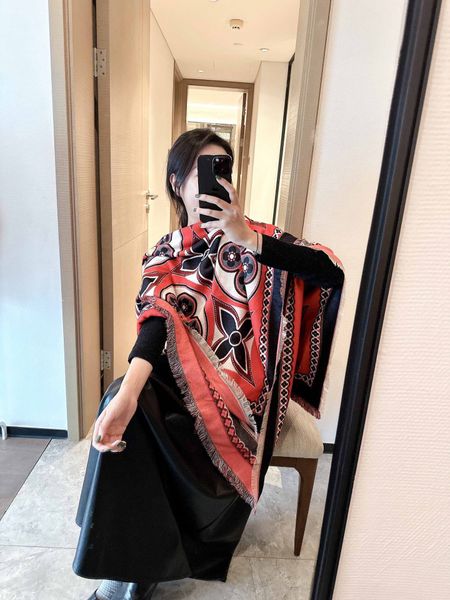 Top designer Cashmere Scarf Women Men Uomini di lusso VV a forma di inverno Autunno Autunno caldo grande fiore di fiori rossi Black Rosso Colori contrastanti a forma di nava