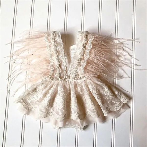 Princess Infant Baby Girls Renda Bordery Romper Dress Sweet Baby Feathers Sleeve Manums Backless Gumpsuit Summer Romper 240409