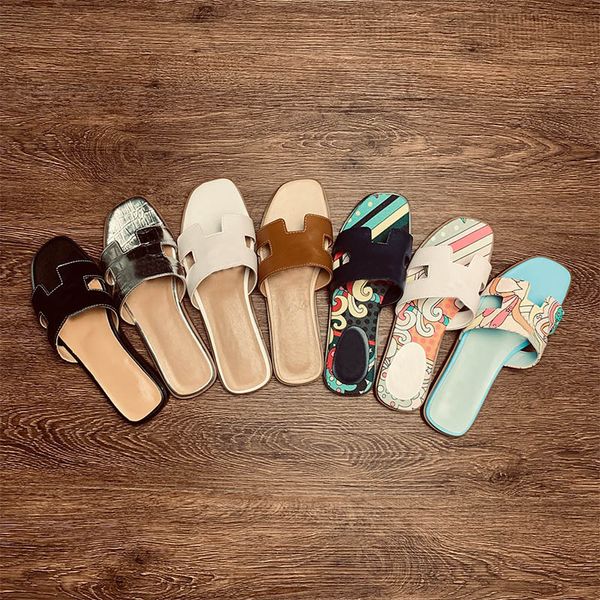 Classic Beach Sandália Slappers de verão ao ar livre slides sandálias famosas famosas mulheres sapatos casuais design de moda mulas sandels liders de pele