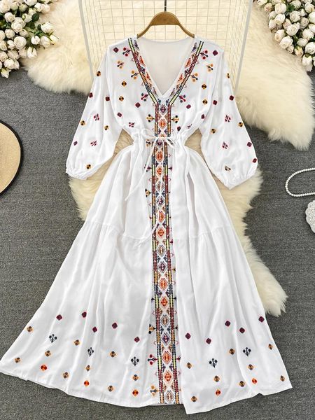 Lässige Kleider Frühling Sommer Bohemian Retro Ethnic Style Stickerei V-Neck Taille A-Line Seaside Holiday Swing Long Vestidos Kleid D1491