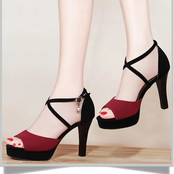 Scarpe eleganti 2024 sandali del tacco da donna estate magri sottili fibbia alla moda alla moda