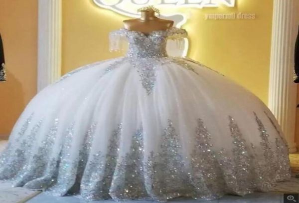 2022 Серебряное блестящее платье с мячом Свадебные платья с плеча кружев