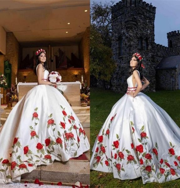 Rose Flower ricamati ricamati Quinceanera Abiti Charro che immerge Vneck 2022 stile Fashion Sweet Sweet Dress Abito da ballo PU6579045