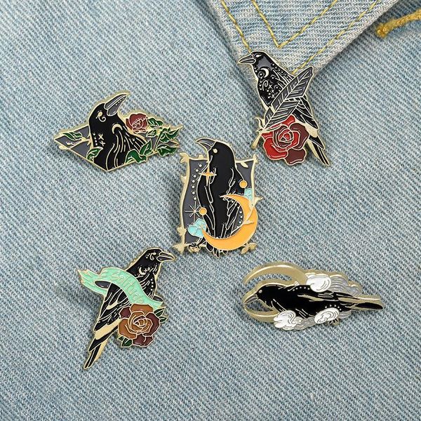 Crow Raven Emaille Pin Custom Bird Feather Mond Blumen Broschen Bag Rapel Pin Punk Badge Gothic Jewelry Geschenk für Freunde