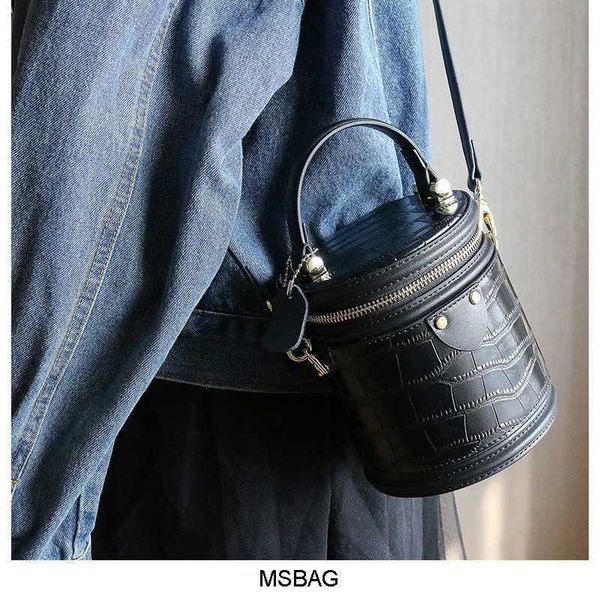 Кожаная подлинная женская сумка 2024 Корейская версия Круглая высококачественная коробка модная портативная модная модная ковша для кожи Python