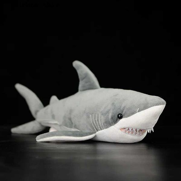 Animali di peluche ripieni Lifeleoke Great White Shark Polliera giocattolo piatto Modella di squalo morbido Modella Real Life Simulazione di bambole Peluga Regalo di compleanno per bambini per bambini L47