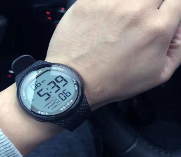Нарученные часы Профессиональные дайвинг -часы Mens Digital светодиодные водонепроницаемые 100 -метровые спортивные мужчины.