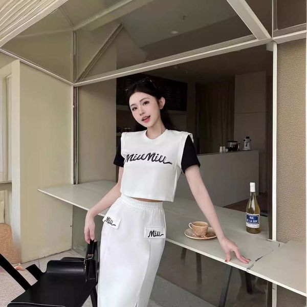 MM Family 24SS New T-Shirt+Halbrock-Set mit kontrastierenden Farb Patchwork-Design, Buchstabendruckdekoration, schwarze weiße Doppelfarben