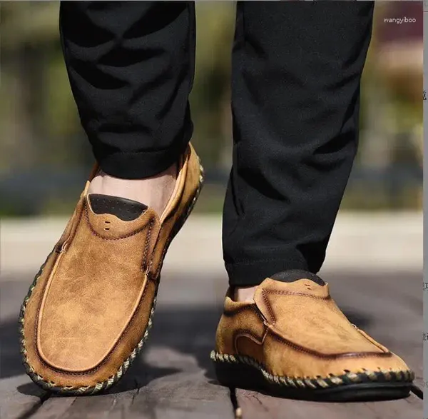 Sapatos de vestido homens mocassins casuais tênis de couro de moda confortável com baixo limite de tamanho grande