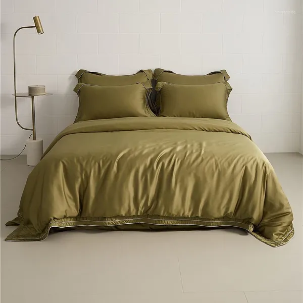 Set di biancheria da letto 2024 a quattro pezzi leggero di lusso in cotone doppio letto per letti da letto per letti da letto ricamato piccolo verde ape verde