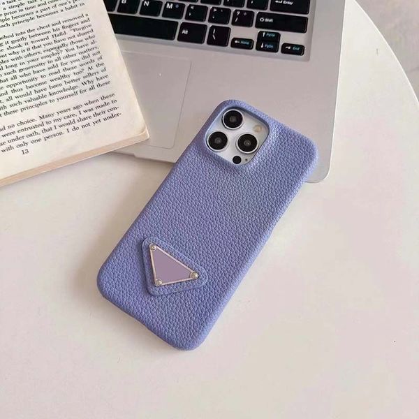 iPhone 15 Pro Maks Tasarımcı Apple 14 için Pebbled Telefon Kılıfı 14 Plus 13 Samsung Galaxy S24 Not 20 Ultra Lüks Litchi Deri Kumaş Lens Bump Arka Kapak Coque Fundas Purple