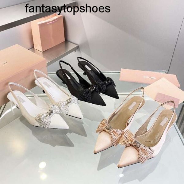 MIUI MIVMIV Melhor qualidade 2022 Diamond Ladies Ladies Sapatos de salto gato Novo estilos Pointy Ribbon depois de escavado feminino para banquetes Crystal High Heels Sandals