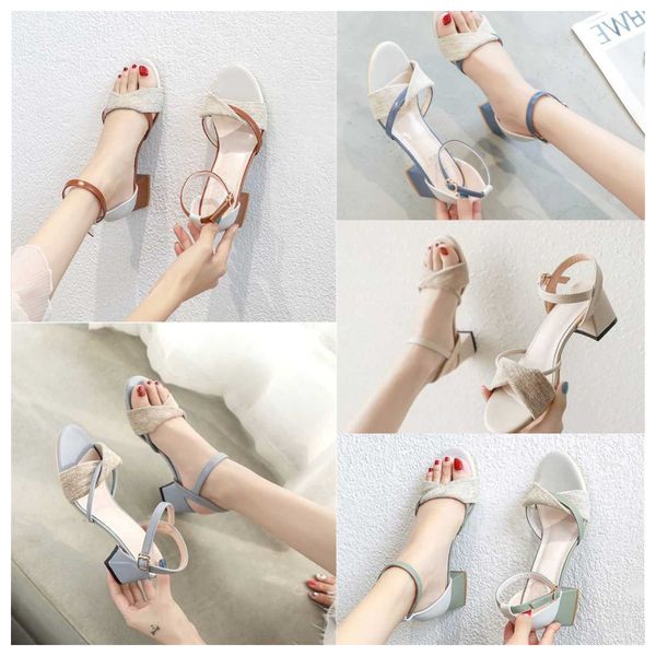 2024 Luxus dicke Sandalen für Frauen weiß blau vielseitig im Sommer sanft im mittleren Absatz römisch -Schnalle -Gurthochschürze