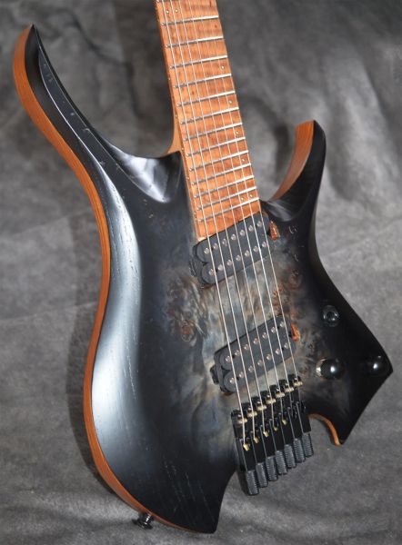 PEGS 2021 NEUE FAMED PRETS 7 Saiten Kopflose E -Gitarre Schwarze Burst Farbe Gebratener Ahornhals Ergonomisch asymmetrischer Hals