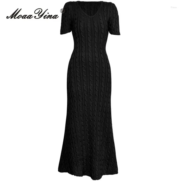 Lässige Kleider Moaayina Autumn Modedesigner schwarzer Vintage Strickkleid Frauen gegen Nacken hohe elastische Taille Schlanker Paket Gesäß Gesäß Lang