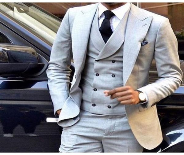 Novos noivos do Groomsmen de Chegada Cinzento Tuxedos Peak Lapela Men Suits Homem Homem Homem Casaco Noivo Pontas Viaz de Viagem L2107864177