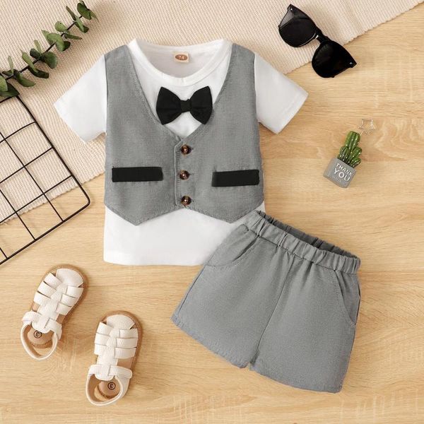 Set di abbigliamento per bambini un giubbotto monotolaio a cravatta casual foderato con maglietta a maniche corte e pantaloncini semplici per la primavera/estate