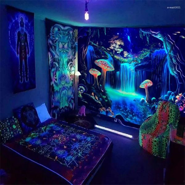 Wandteppiche 1PC Fluoreszenz Fantasie Pilz Wald Wandteppich UV Responsive Wasserfall Landschaft Sternenhimmel