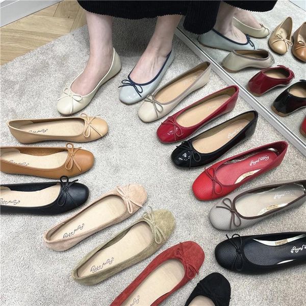 Повседневные туфли Big Bow Women Flats с маленькой милой бабочкой с серым круглой ногой для летнего китайского патентного кожаный балет красный балерина серый дизайнер