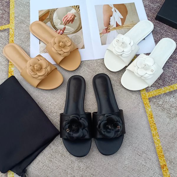 Famoso designer di sandali eleganti Donne Slipisti Beige Black Camelia Black Flower in gomma Causal Slipper Top Designer Luxury Fashion Summer Pool Beach Slide