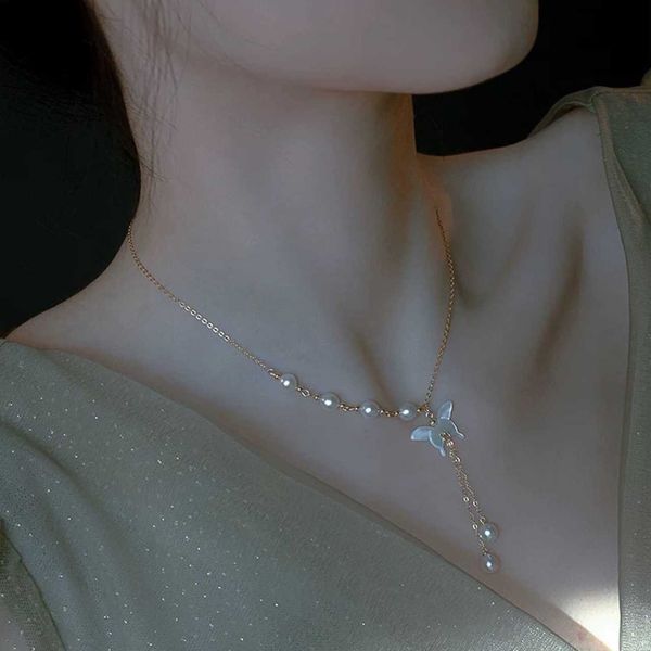 La nuova collana per perle a farfalla è semplice ed elegante.La collana di perle ha una catena di clavico