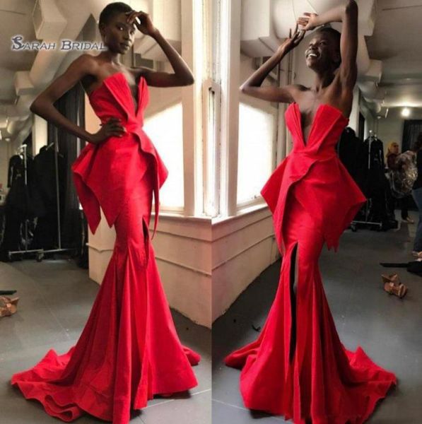 2019 Red Satin Mermaid Abendkleider Südafrikaner trägerloser Peplum -Prom -Kleider Split billig Zug.