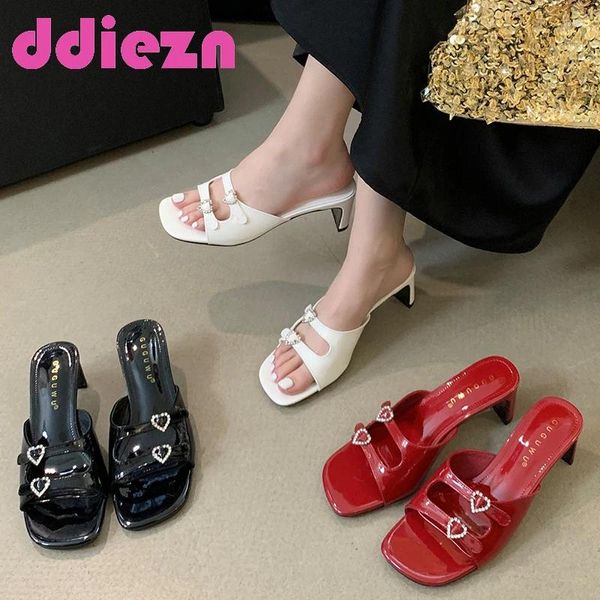 Dress scarpe sandali 2024 Donne talloni quadrati tacchi alti Slide di primavera poco profonde Rhinestone Casual Casual Design Slifori rossi