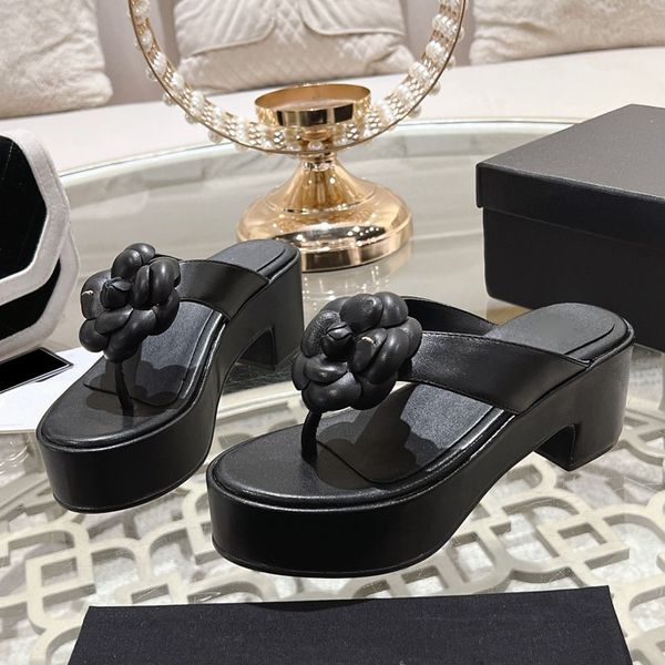 Kadınlar Sandalet Sandalet Flip Flops Tasarımcı Kama Topukları 7.5 cm Terlik Camellia Polka Dotlar Slaytlar 24ss Açık Plaj Ayakkabı Lüksler Leisure Ayakkabı Siyah Beyaz Katırlar