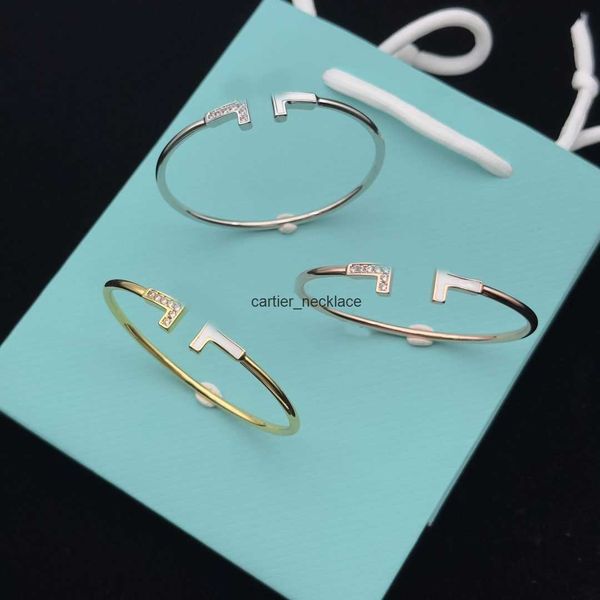 Marka Bilek Klasik Tasarımcı Mektubu T Bileklik Moda Çift Bilek Bant Kuff Bilezik Kadınlar için 18K Altın Gümüş Kaplama Titanyum Çelik Düğün Takı Yüksek Kalite