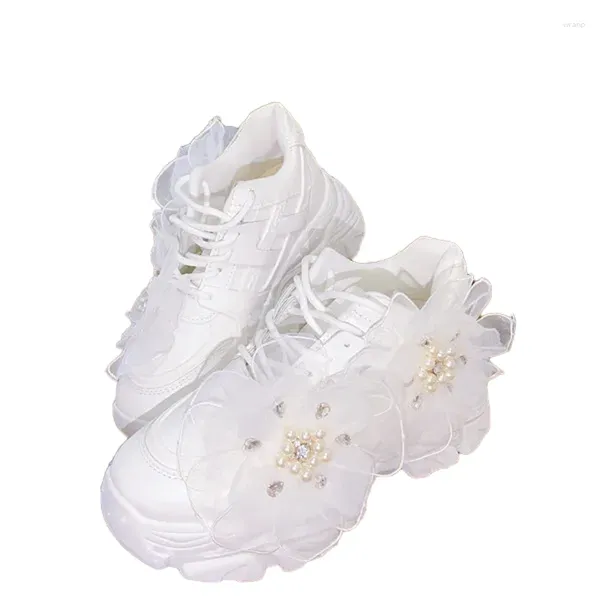 Lässige Schuhe erhöhen kurze Mädchen dicke Boden vielseitige weiche Sohle Blumenleder kleine weiße Dame Sneaker